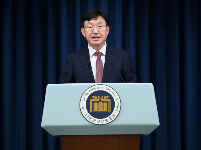 대통령실은 25일 의과대학 입학정원 증원 규모와 관련해 "기존에 발표한 2000명을 유지하겠다"고 밝혔다. 성태윤 대통령실 정책실장이 25일 용산 대통령실 청사에서 윤석열 대통령이 진행한 14차례의 민생토론회 관련 브리핑을 하고 있는 모습. /사진=뉴스1