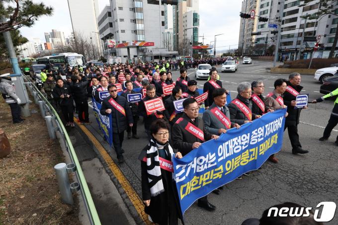 [사진] 행진 시작하는 의사들