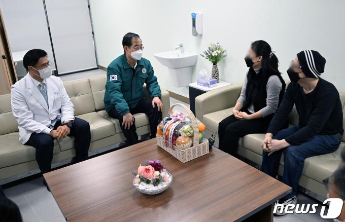 [사진] 민간인 환자 가족 격려하는 한덕수 총리