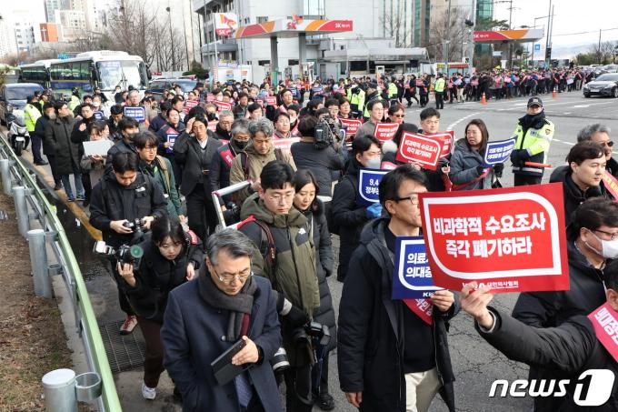 [사진] 용산 대통령실 향하는 의사들