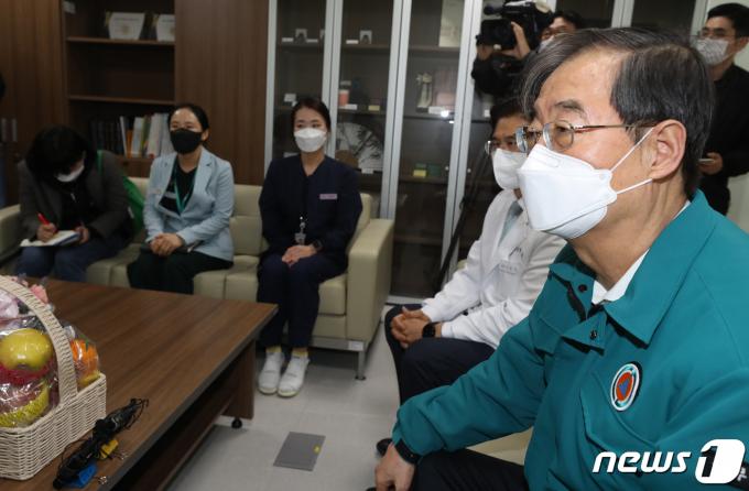 [사진] 의료진 격려하는 한덕수 국무총리