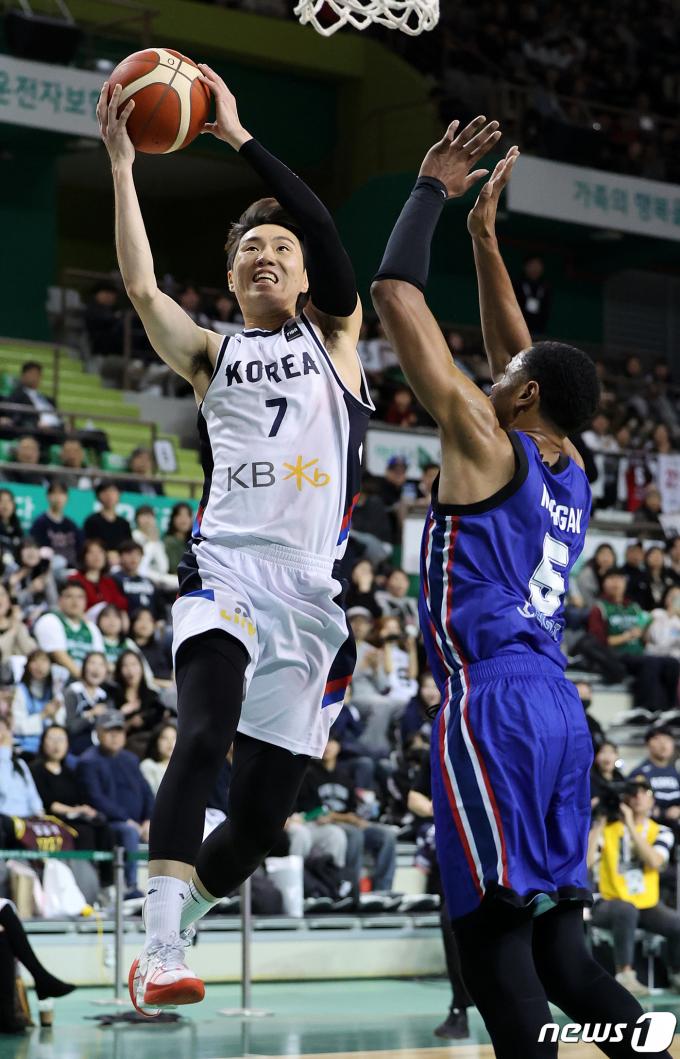 [사진] 이우석의 과감한 돌파