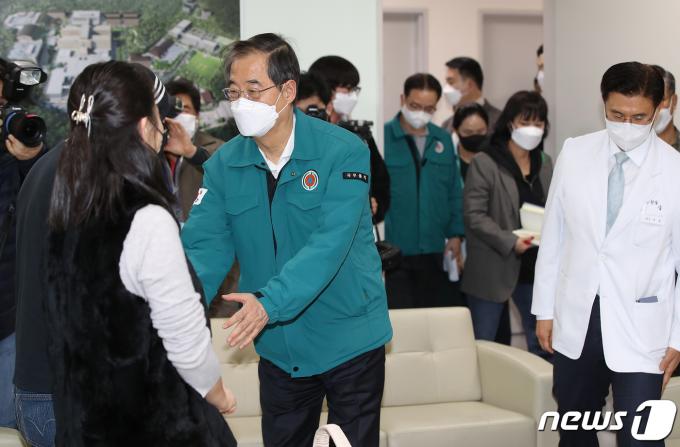 [사진] 한덕수 총리, 국군수도병원 현장 점검
