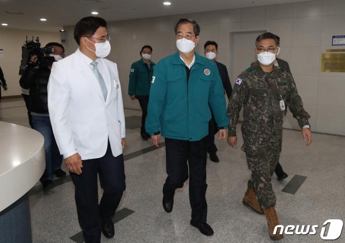 [사진] 국군수도병원 찾은 한덕수 국무총리
