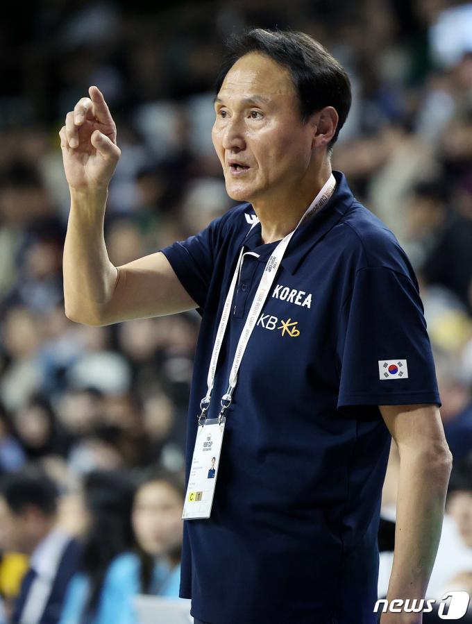 [사진] '13년 만에 현장 복귀' 안준호 감독, 날카로운 눈빛