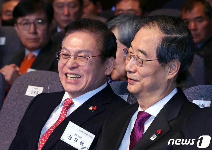 한덕수 국무총리와 정우택 국회부의장이 지난 1월9일 오후 서울 동작구 대한전문건설회관에서 열린 대한전문건설협회 신년인사회에서 웃으며 대화를 하고 있다. 2024.1.9/뉴스1 ⓒ News1 김명섭 기자