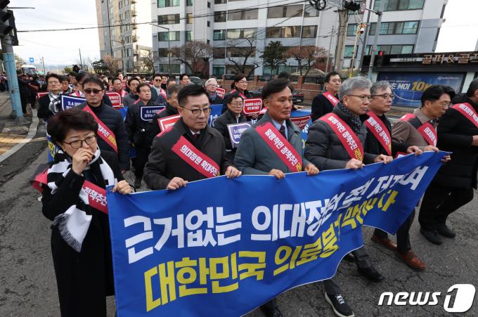 [사진] 행진하는 의사들