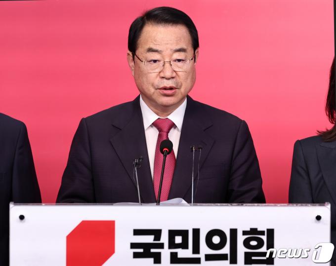 [사진] 경선결과 발표하는 정영환 공관위원장