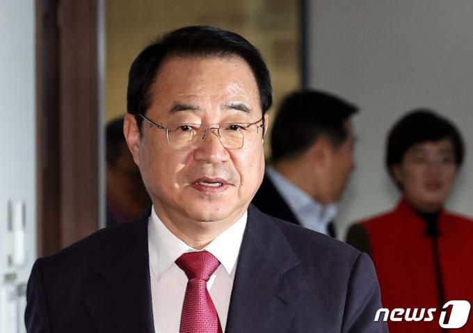 [사진] 1차 경선 결과 발표 앞둔 정영환 위원장