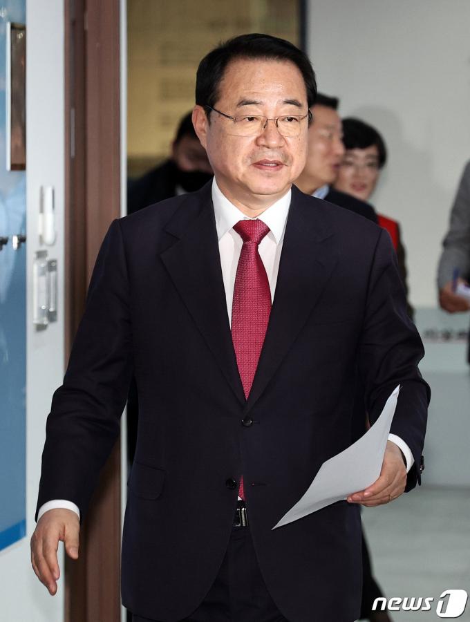 [사진] 입장하는 정영환 공관위원장