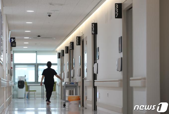 정부의 의과대학 정원 증원에 반대하는 전공의들의 집단행동이 본격화 하며 환자들의 불편이 가중되는 가운데 25일 오후 경기 이천기 경기도의료원이천병원에서 의료진이 발걸음을 옮기고 있다. 2024.2.25/뉴스1 ⓒ News1 김영운 기자