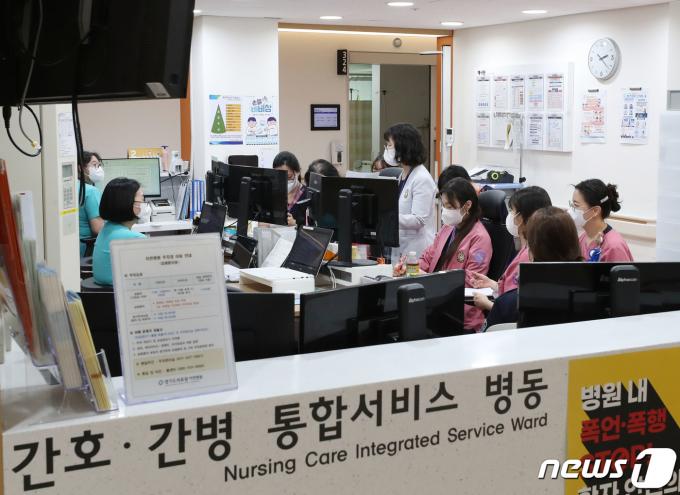 정부의 의과대학 정원 증원에 반대하는 전공의들의 집단행동이 본격화 하며 환자들의 불편이 가중되는 가운데 25일 오후 경기 이천기 경기도의료원이천병원에서 간호사들이 업무를 보고 있다. 2024.2.25/뉴스1 ⓒ News1 김영운 기자