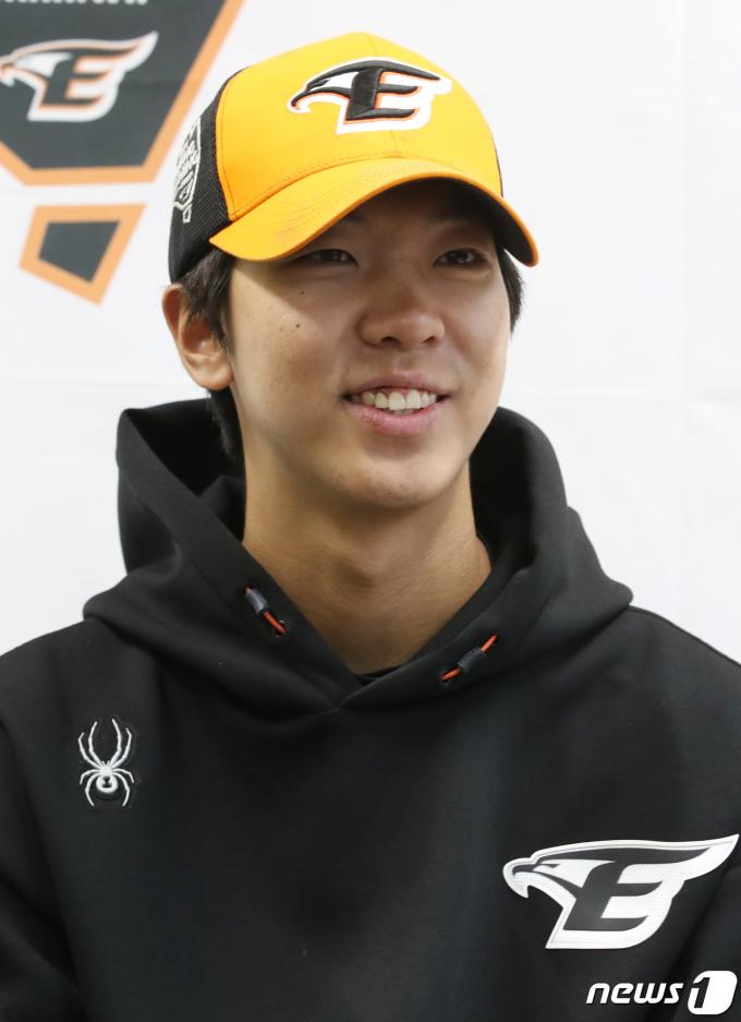 [사진] 인터뷰 하는 한화 황준서