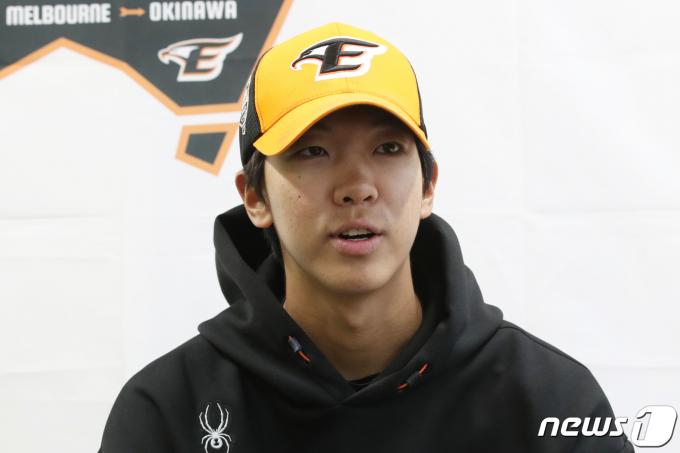 [사진] 취재진 질문 답하는 한화 황준서