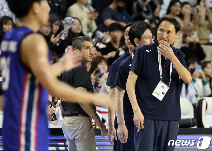 [사진] 안준호 감독, 현장 복귀 13년 만에 첫 승 신고