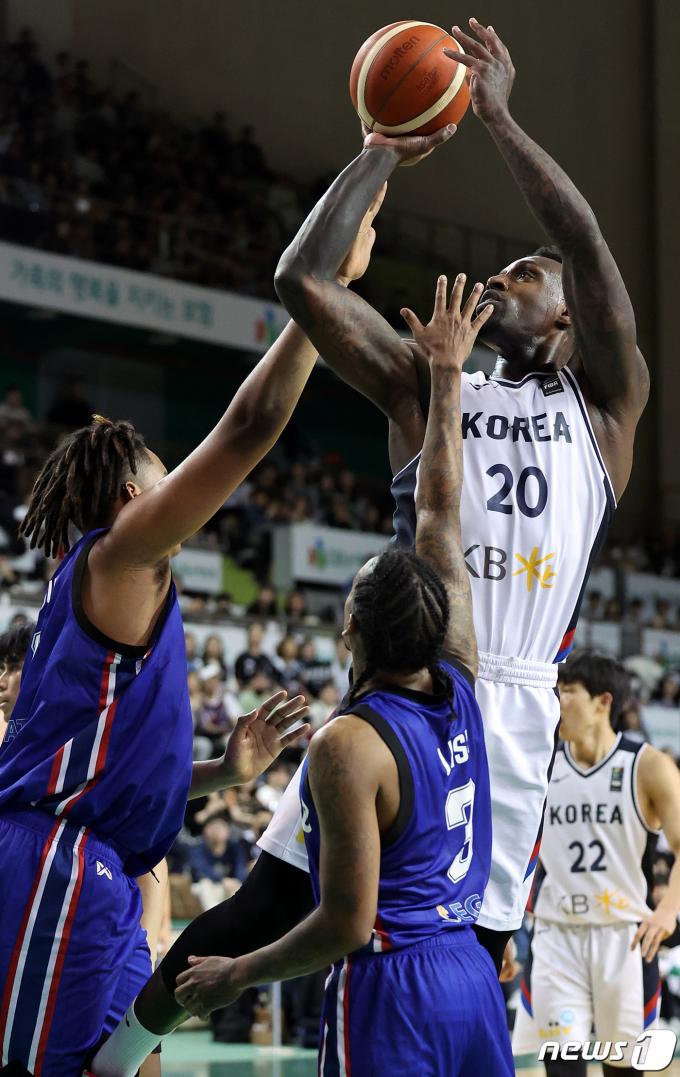 대한민국 라건아가 25일 오후 강원 원주종합체육관에서 열린 2025 FIBA(국제농구연맹) 아시아컵 예선 윈도우1 A조 예선 태국과의 경기에서 상대 수비 앞에서 골밑슛을 하고 있다. 2024.2.25/뉴스1 ⓒ News1 김진환 기자