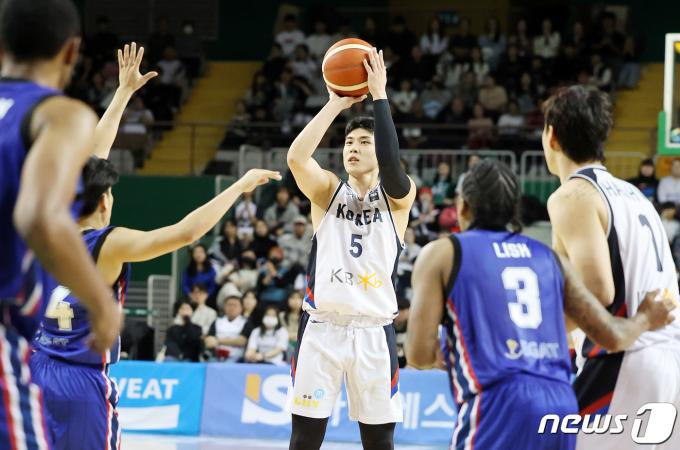 대한민국 변준형이 25일 오후 강원 원주종합체육관에서 열린 2025 FIBA(국제농구연맹) 아시아컵 예선 윈도우1 A조 예선 태국과의 경기에서 3점슛을 던지고 있다. 2024.2.25/뉴스1 ⓒ News1 김진환 기자