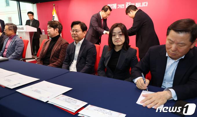 정영환 국민의힘 공천관리위원장이 25일 오후 서울 여의도 중앙당사에서 여론조사 기관 관계자로부터 경선 여론조사 결과가 담긴 서류를 전달받고 있다. (공동취재) 2024.2.25/뉴스1 ⓒ News1 구윤성 기자