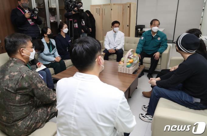 전공의 파업이 이어지는 가운데 25일 오후 한덕수 국무총리가 경기 성남시 분당구 국군수도병원을 방문, 민간인 중환자 가족과 의료진을 격려하고 있다. 총리 오른쪽은 석웅 국군수도병원장. 2024.2.25/뉴스1 ⓒ News1 청사사진기자단