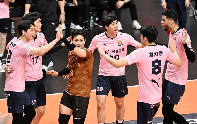 남자 프로배구 3위에 오른 OK금융그룹(KOVO 제공)
