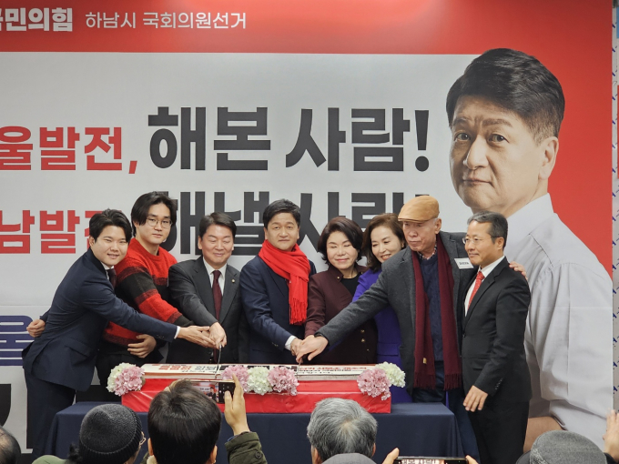 김도식 선거캠프 개소식에 참석한 내빈들(왼쪽부터 김근태 의원, 이현석 청년대표, 안철수 의원, 김도식 예비후보, 조은희 의원, 김민전 교수, 김태호 노인회장, 유주상 후원회장)이 총선 승리를 다짐하는 떡 케이크 커팅을 하고 있다. /사진=이건구 기자
