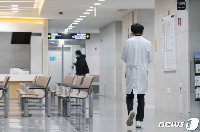 정부의 의과대학 정원 증원에 반대하는 전공의들의 집단행동이 본격화 하며 환자들의 불편이 가중되는 가운데 25일 오후 경기 이천기 경기도의료원이천병원에서 의료진이 발걸음을 옮기고 있다. 2024.2.25/뉴스1 ⓒ News1 김영운 기자