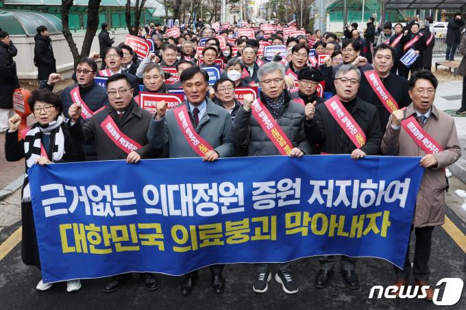정부의 의과대학 입학 정원 확대 정책에 반대하는 대한의사협회(의협) 산하 전국 16개 시·도 의사들이 25일 오후 서울 용산구 의협회관에서 용산 대통령실을 향해 행진하고 있다. 2024.2.25/뉴스1 ⓒ News1 민경석 기자