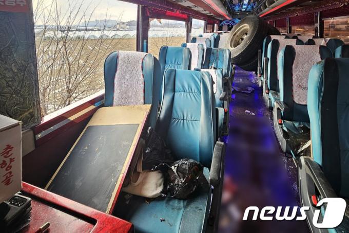 [사진] 관광버스 덮친 트럭 바퀴
