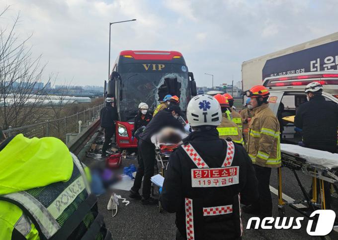 [사진] 고속도로서 트럭 바퀴 빠져 관광버스 덮쳐... 2명 사망