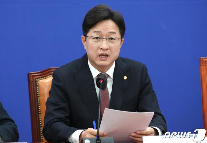 강병원 더불어민주당 행정안전위원회 간사가 25일 오전 서울 여의도 국회에서 열린 더불어민주당 행안위·과방위·정보위 간사 합동기자회견 '윤석열 정권은 선관위 장악시도 중단하라'에서 발언을 하고 있다. 2023.10.25/뉴스1 ⓒ News1 임세영 기자