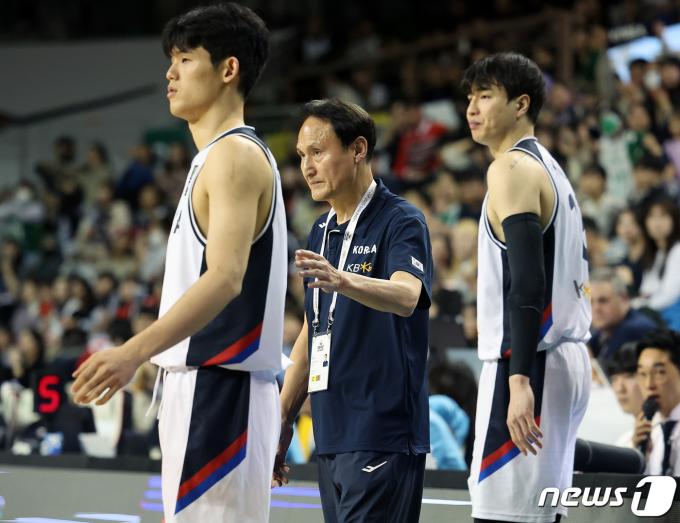 대한민국 안준호 감독이 25일 오후 강원 원주종합체육관에서 열린 2025 FIBA(국제농구연맹) 아시아컵 예선 윈도우1 A조 예선 태국과의 경기에서 하윤기, 김종규에게 작전을 지시하고 있다. 2024.2.25/뉴스1 ⓒ News1 김진환 기자