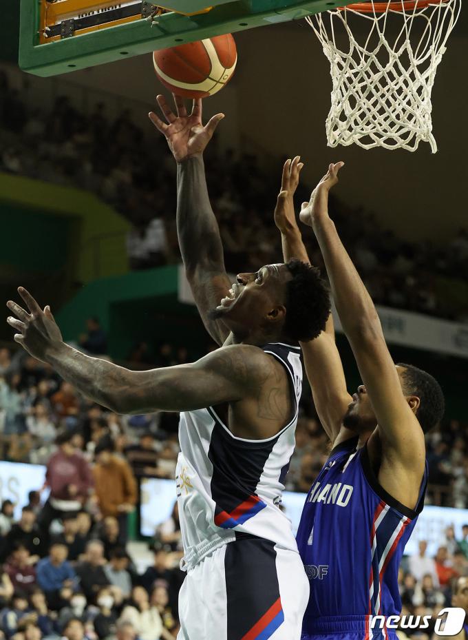 대한민국 라건아가 25일 오후 강원 원주종합체육관에서 열린 2025 FIBA(국제농구연맹) 아시아컵 예선 윈도우1 A조 예선 태국과의 경기에서 골밑슛을 하고 있다. 2024.2.25/뉴스1 ⓒ News1 김진환 기자