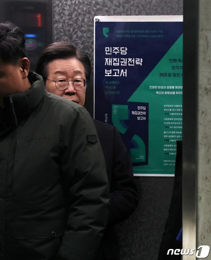 [사진] 비공개 최고위 참석하는 이재명 대표