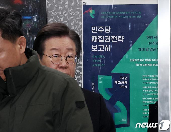 [사진] 당사 들어서는 이재명 대표