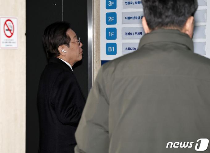 [사진] 중앙당사 들어서는 이재명 대표