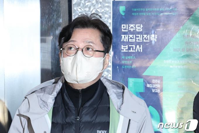 [사진] 비공개 최고위 참석하는 홍익표