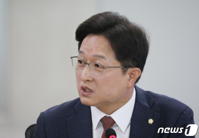 강병원 더불어민주당 의원이 17일 오전 경기 수원시 영통구 경기도청에서 열린 국회 행정안전위원회의 경기도에 대한 국정감사에서 질의를 하고 있다. 2023.10.17/뉴스1 ⓒ News1 김영운 기자