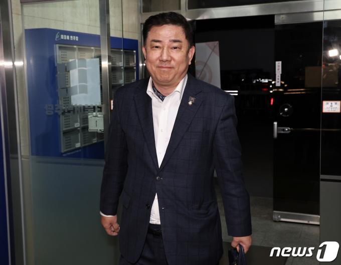 [사진] 회의 참석하는 김병기 간사