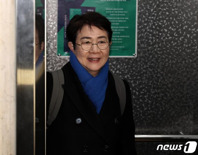 [사진] 비공개 회의 참석하는 박정현 최고위원