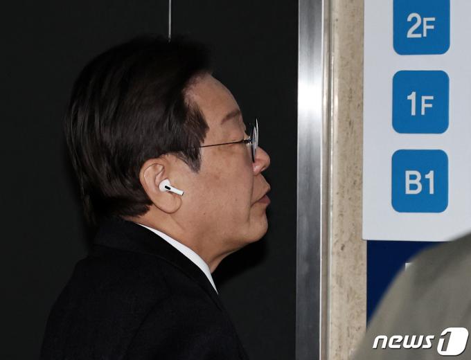 [사진] 이재명, 비공개 최고위 주재