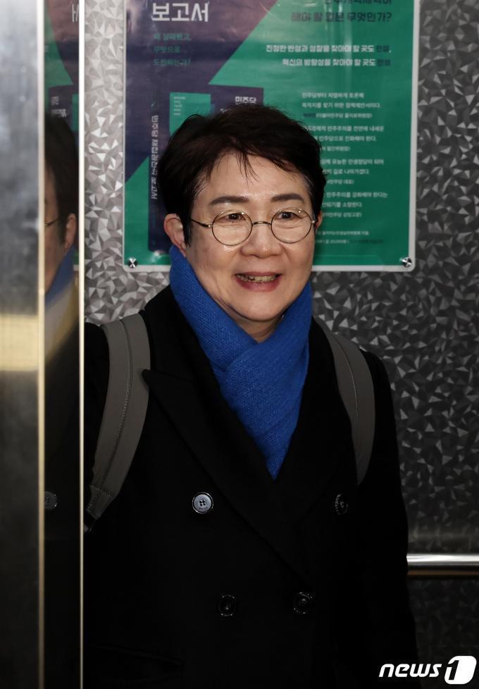 [사진] 회의 참석하는 박정현 최고위원