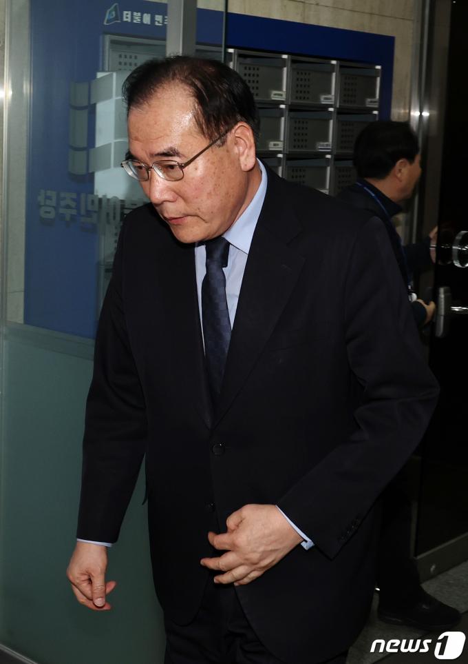 [사진] 회의 참석하는 이개호 정책위의장