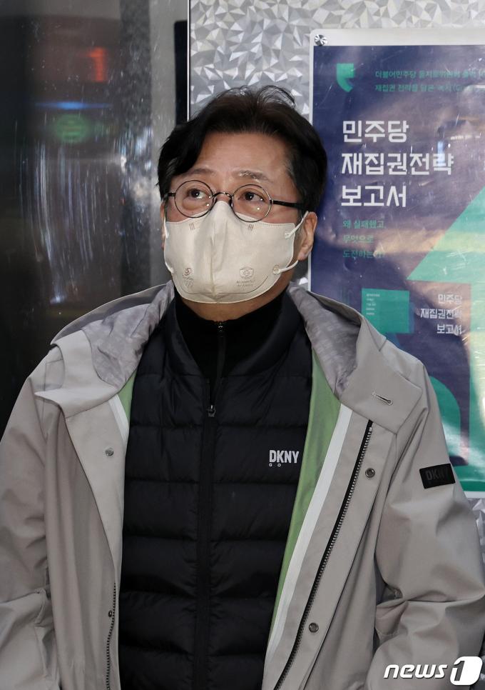 [사진] 회의 참석하는 홍익표 원내대표