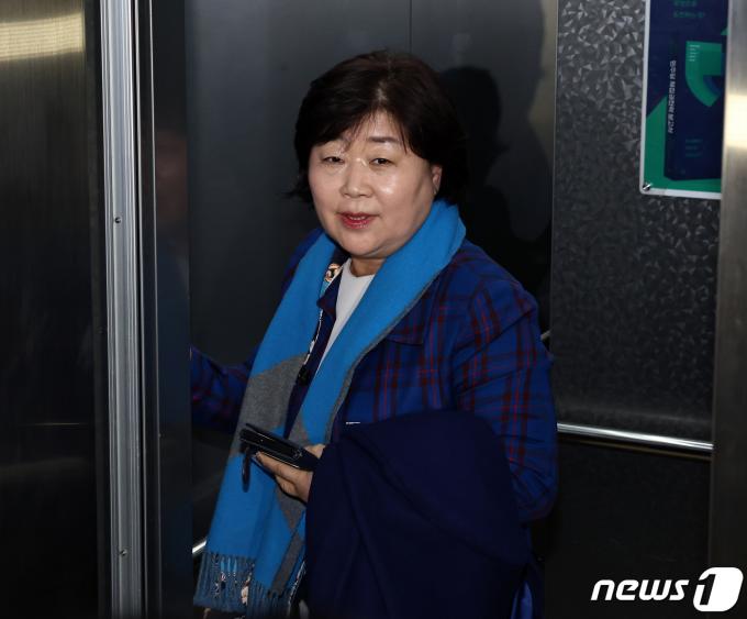 [사진] 비공개 회의 참석하는 서영교 최고위원