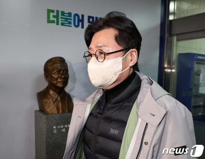 [사진] 비공개 최고위 참석하는 홍익표 원내대표