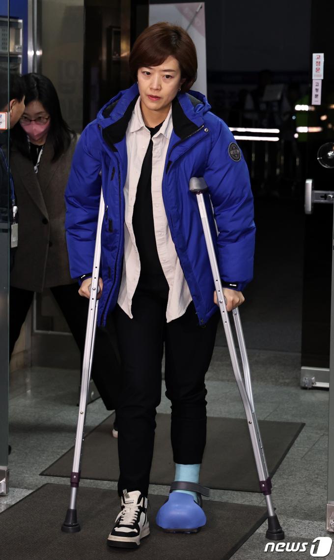 [사진] 회의 참석하는 고민정 최고위원