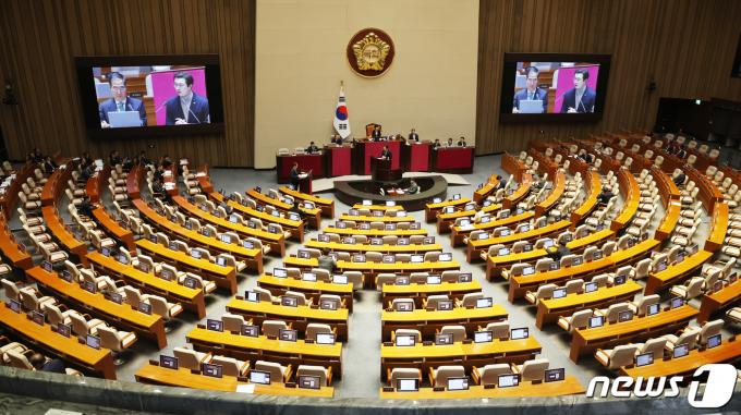 23일 오후 서울 여의도 국회에서 열린 제413회국회(임시회) 제5차 본회의 경제에 대한 대정부질문에 많은 의원들이 불참해 자리가 비어 있다. 2024.2.23/뉴스1 ⓒ News1 송원영 기자