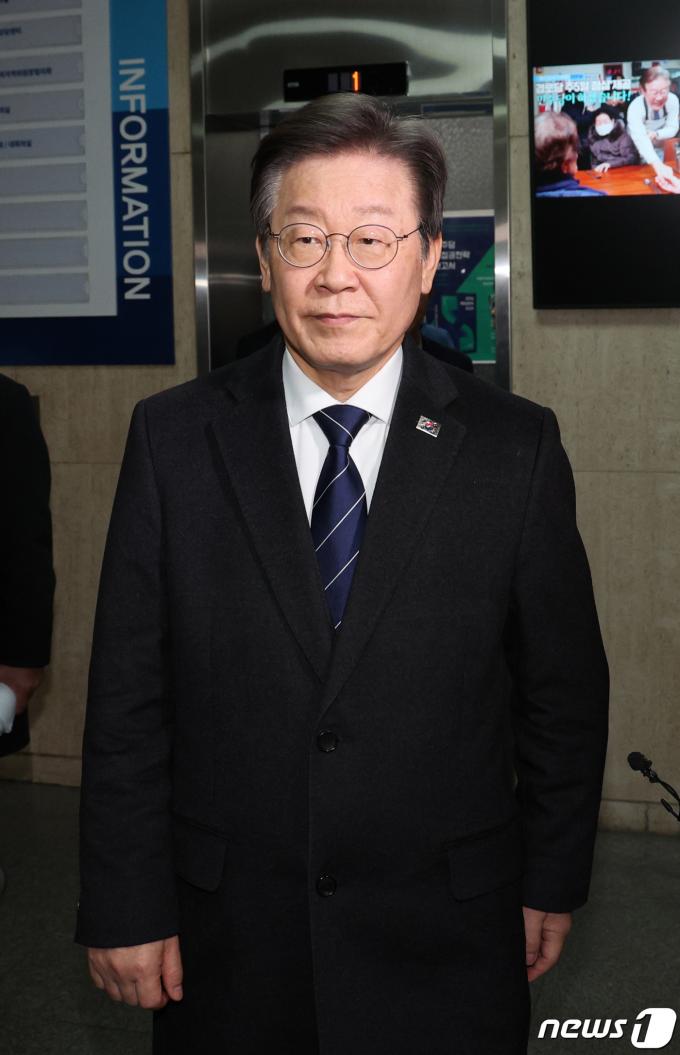 [사진] 자정 넘겨 비공개 최고위 마친 이재명