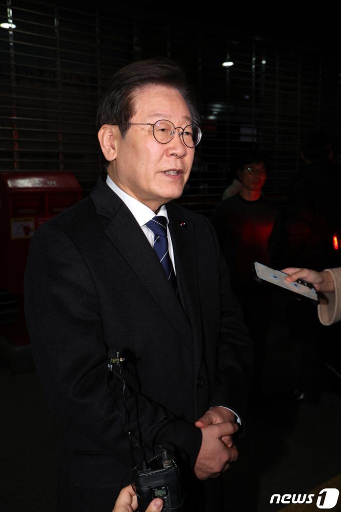 [사진] 취재진 질문 답변하는 이재명 대표