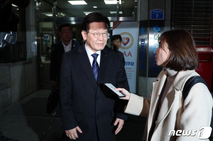 [사진] 당사 나서는 이재명 대표